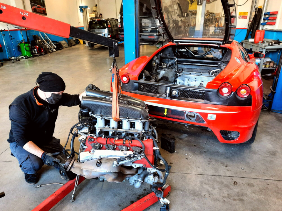 Ripariamo il motore Ferrari nel nostro servizio auto