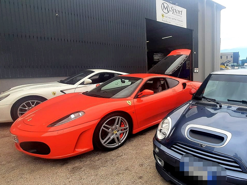 Ferrari clienti nel parcheggio davanti al nostro servizio auto