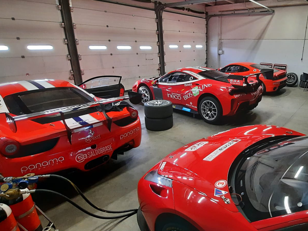Ferrari da corsa in garage